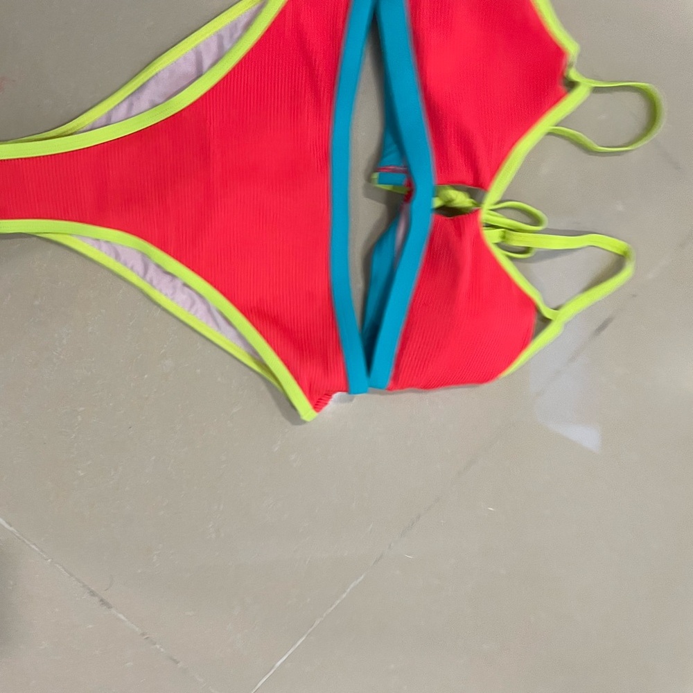 Swimsuit‎ - Picture 2 of 6